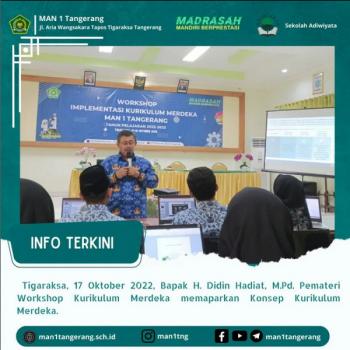 Memberikan Materi Workshop